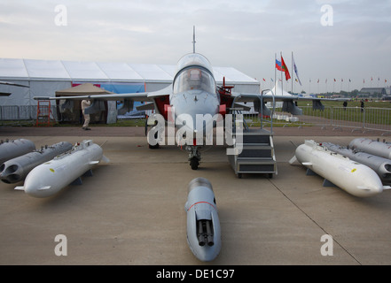 Lo Yakovlev Yak-130, un aereo russo da addestramento e attacco leggero, è stato esposto al MAKS-2013 International Aerospace Salon. È noto per la sua avionica avanzata, la manovrabilità e il ruolo nell'addestramento dei piloti per l'aeronautica militare russa. Foto Stock