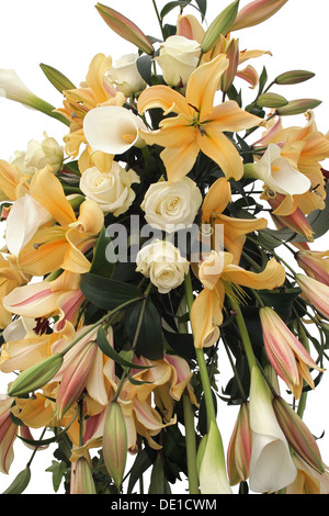 Bouquet di fiori sul chiaro sfondo bianco Foto Stock