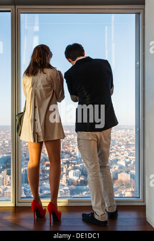 L uomo e la donna a guardare la vista dal grattacielo Shard, London, Regno Unito Foto Stock