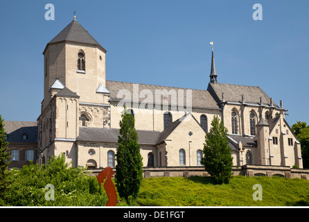 Geografia / viaggi, in Germania, in Renania settentrionale-Vestfalia, Basso Reno, Moenchengladbach, Abteiberg (abbazia monte), Minster, scultura "donna" da Ettl Additional-Rights-Clearance-Info-Not-Available Foto Stock