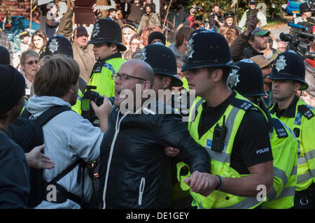 Balcombe, West Sussex. Decimo Sep, 2013. Balcombe, West Sussex, Regno Unito. Decimo Sep, 2013. Simon gallese, Balcombe diruttori e organizzatore è arrestato dalla polizia al di fuori del sito Cuadrilla entrata. Credeva di essere il primo Balcombe resident arrestato. Il anti fracking ambientalisti stanno protestando contro forature di prova da Cuadrilla sul sito in West Sussex che potrebbe portare al controverso processo fracking. © David Burr/Alamy Live News Credito: David Burr/Alamy Live News Foto Stock