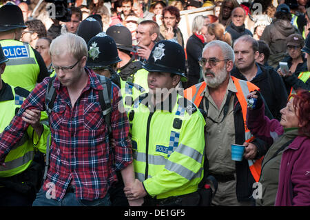 Balcombe, West Sussex. Decimo Sep, 2013. Balcombe, West Sussex, Regno Unito. Decimo Sep, 2013. Protester è arrestato dalla polizia. Il anti fracking ambientalisti stanno protestando contro forature di prova da Cuadrilla sul sito in West Sussex che potrebbe portare al controverso processo fracking. © David Burr/Alamy Live News Credito: David Burr/Alamy Live News Foto Stock