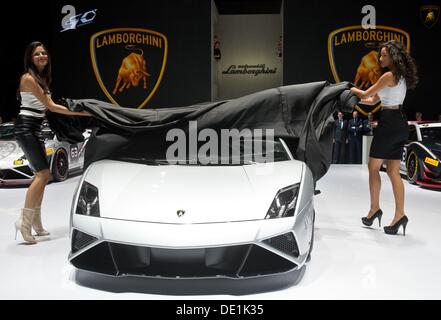 Francoforte, Germania. Decimo Sep, 2013. La Lamborghini Squadro Corse è svelata da due hostess al Salone di Francoforte IAA di Francoforte, Germania, 10 settembre 2013. Una delle più importanti mostre di auto in tutto il mondo, Frankfurt Motor Show sarà aperto ufficialmente il 12 settembre dal Cancelliere tedesco Angela Merkel, in esecuzione fino al 22 settembre 2013. Foto: BORIS ROESSLER/dpa/Alamy Live News Foto Stock