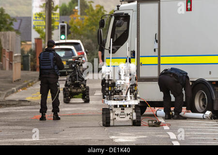 Belfast, Irlanda del Nord. 10 Settembre 2013 - Esercito ATOs utilizzare due Northrop Grumman veicoli senza equipaggio (robot). - 'Carriola' (L) e 'Andros Cutlass' (R) Credito: Stephen Barnes/Alamy Live News Foto Stock