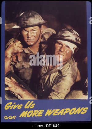 Questo poster propagandistico dell'era della seconda guerra mondiale sollecita la produzione e la distribuzione di più armi, sottolineando l'importanza di equipaggiare le forze militari per la vittoria nel conflitto in corso. Foto Stock