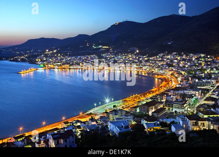 Panoramica vista notturna della città di Samos ("Vathi'), isola di Samos, Mar Egeo, Grecia. Foto Stock