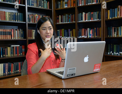 La Yale student log nella rete di Yale sul suo computer. Foto Stock