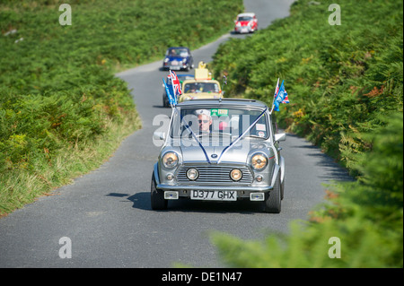 Mini classic cars prendere parte all'annuale Mini Grand Tour attraverso il North Devon su lunedì festivo. 2013 Foto Stock