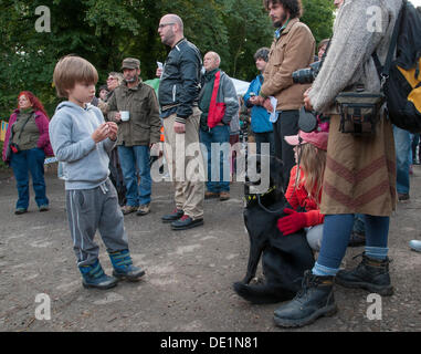 Balcombe, West Sussex. Decimo Sep, 2013. Balcombe, West Sussex, Regno Unito. Decimo Sep, 2013. Quiete prima della tempesta fuori sito Cuadrilla entrata oggi,Martedì, Simon Welsh, centro più successivamente è stato arrestato dalla polizia. Il anti fracking ambientalisti stanno protestando contro forature di prova da Cuadrilla sul sito in West Sussex che potrebbe portare al controverso processo fracking. © David Burr/Alamy Live News Credito: David Burr/Alamy Live News Foto Stock