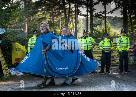 Balcombe, West Sussex. Decimo Sep, 2013. Balcombe, West Sussex, Regno Unito. Decimo Sep, 2013. Tenda commovente cerimonia al di fuori del sito Cuadrilla ingresso, ambientalista Silver Fox nella parte anteriore. Il anti fracking ambientalisti stanno protestando contro forature di prova da Cuadrilla sul sito in West Sussex che potrebbe portare al controverso processo fracking. © David Burr/Alamy Live News Credito: David Burr/Alamy Live News Foto Stock