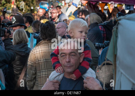 Balcombe, West Sussex. Decimo Sep, 2013. Balcombe, West Sussex, Regno Unito. Decimo Sep, 2013. Ragazzo giovane sulle spalle degli adulti a Balcombe. Il anti fracking ambientalisti stanno protestando contro forature di prova da Cuadrilla sul sito in West Sussex che potrebbe portare al controverso processo fracking. © David Burr/Alamy Live News Credito: David Burr/Alamy Live News Foto Stock