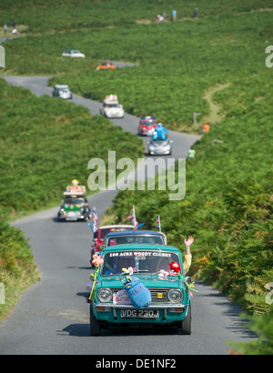 Mini classic cars prendere parte all'annuale Mini Grand Tour attraverso il North Devon su lunedì festivo. 2013 Foto Stock