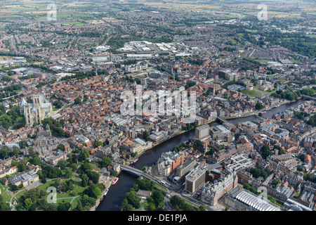 Fotografia aerea del centro di York con York Minster e il Fiume Great Ouse Foto Stock