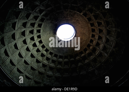 Tetto del Pantheon di Roma con il caratteristico soffitto con un foro Foto Stock