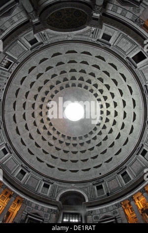 Bellissimi interni di theTemple Pantheon a Roma prese con obiettivo fisheye Foto Stock