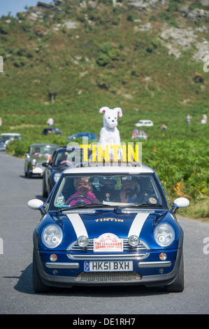 Mini classic cars prendere parte all'annuale Mini Grand Tour attraverso il North Devon su lunedì festivo. 2013 Foto Stock