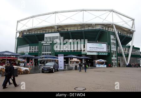 Vista generale del Gerry Weber Stadium davanti a la donna della CEV Pallavolo Campionato Europeo quarterfinal match tra la Turchia e la Bulgaria a Halle/Westfalia, Germania, 10 settembre 2013. Foto: Friso Gentsch/dpa Foto Stock