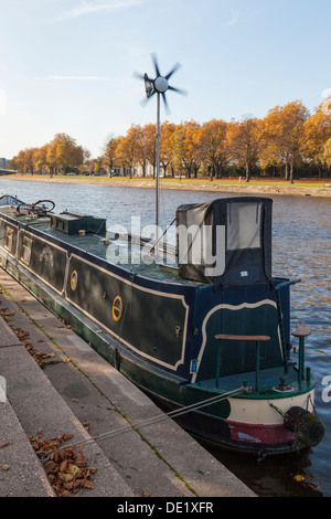 Barca con generatore a vento. Narrowboat utilizzando una turbina eolica per il potere mentre ormeggiato sul fiume Trent, Nottinghamshire, England, Regno Unito Foto Stock