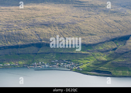 Haldarsvík villaggio, circondato da campi sul fiordo Sundini, Haldarsvík, Streymoy, Isole Faerøer, Danimarca Foto Stock