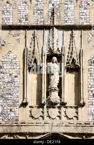 Una nicchia scolpita sopra il portico sud porta presso la chiesa di St Mary a Worstead, Norfolk, Inghilterra, Regno Unito. Foto Stock