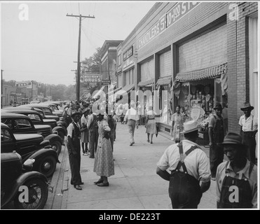 Nella Harmony Community, Putnam County, Georgia, la strada principale è un vivace centro di attività ogni sabato, dalla mattina fino a tarda sera. Questa vivace atmosfera di comunità riflette la cultura e lo stile di vita locali. Foto Stock