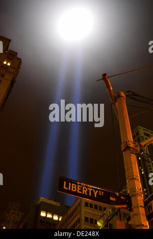 NY, NY, Stati Uniti d'America. 09Sep, 2013. Omaggio alla luce e "libertà" strada segno vicino a Ground Zero a Manhattan. Credito: Christopher Penler/Alamy Live News Foto Stock