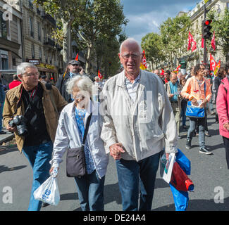 Parigi, Francia. Sindacati francesi dimostrazione proteste contro la riforma del pensionamento marcia delle coppie anziane, marcia delle persone, protesta dei pensionati, legislazione pensionistica e proteste in Francia, povertà dei pensionati francesi Foto Stock