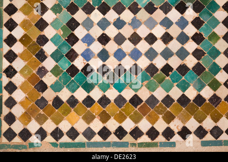 A scacchi la piastrella ceramica mosaico su una parete a la Alhambra Palace, Granada, provincia di Granada, Andalusia, Spagna Foto Stock