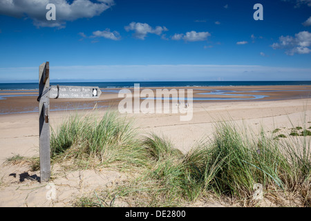 Norfolk Coast segno di percorso nei pressi di Burnham Overy Staithe a Holkham Bay, Norfolk Foto Stock