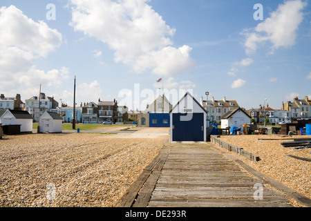 Walmer Kent England Regno Unito vista lungo la passerella di legno sulla spiaggia di ciottoli di Boat House e la scialuppa di salvataggio stazione costruita 1871 Foto Stock