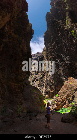 Stupiti delle ragazze nel Barranco de Masca gorge, Tenerife, Isole Canarie, Spagna, Europa Foto Stock