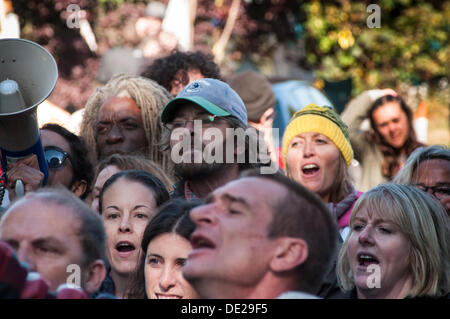 Balcombe, West Sussex. Decimo Sep, 2013. Manifestanti ambientalisti burst nel brano sul ciglio della strada al di fuori del sito Cuadrilla. Il anti fracking ambientalisti stanno protestando contro forature di prova da Cuadrilla sul sito in West Sussex che potrebbe portare al controverso processo fracking. Credito: David Burr/Alamy Live News Foto Stock