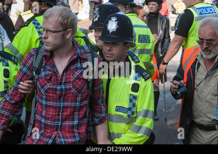 Balcombe, West Sussex. Decimo Sep, 2013. Protester è arrestato dalla polizia al di fuori del sito Cuadrilla entrata.. Il anti fracking ambientalisti stanno protestando contro forature di prova da Cuadrilla sul sito in West Sussex che potrebbe portare al controverso processo fracking. Credito: David Burr/Alamy Live News Foto Stock