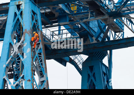 Middlesbrough, Cleveland, Inghilterra, Regno Unito. Il 10 settembre, 2013. Il lavoro continua sulla pittura il Transporter Bridge in Middlesbrough. La gondola sospesa dal ponte conduce i passeggeri e auto attraverso il fiume tra Middlesbrough e Port Clarence. Il ponte chiuso su 27th, Agosto 2013 e rimarrà chiusa per quaranta giorni come il ponte viene ridisegnato per la prima volta in dieci anni. Il Transporter Bridge è uno dei soli tre il permanere di Transporter ponti nel Regno Unito; gli altri due sono in Newport e di Warrington. Credito: ALANDAWSONPHOTOGRAPHY/Alamy Live News Foto Stock