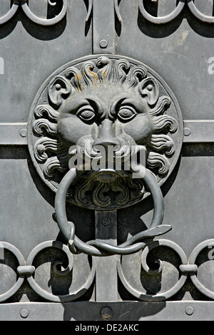 Testa di leone come door knocker sulle porte di ferro del Museo Nazionale Bavarese a Monaco di Baviera Foto Stock