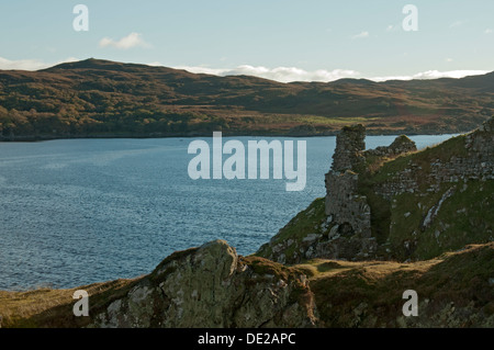Le rovine del castello di Dunscaith, Ob Gauscavaig baia vicino Tokavaig sulla costa occidentale di Sleat, Isola di Skye, Scotland, Regno Unito Foto Stock