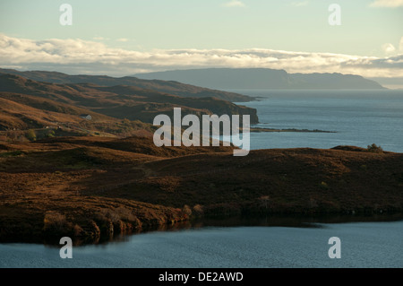 La costa occidentale del sud Sleat da Tarskavaig con l'isola di Eigg in distanza, Isola di Skye, Scotland, Regno Unito Foto Stock