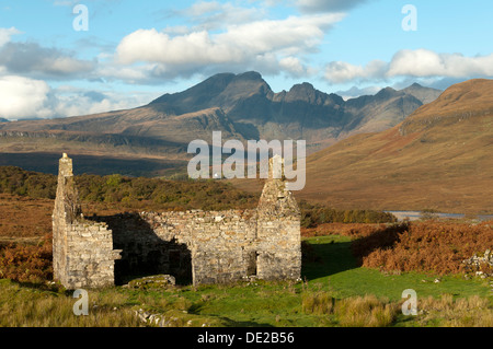 Bla Bheinn (Blaven) da un vecchio edificio di cava nei pressi di Kilbride in Strath Suardal, Isola di Skye, Scotland, Regno Unito Foto Stock