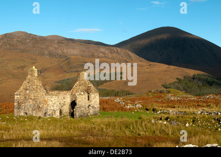 Beinn na Caillich da un vecchio edificio di cava nei pressi di Kilbride in Strath Suardal, Isola di Skye, Scotland, Regno Unito Foto Stock