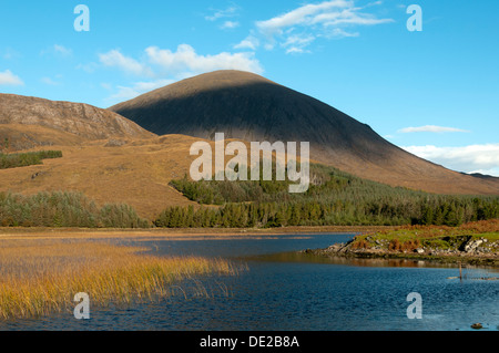 Beinn na Caillich sopra Loch Cill Chriosd, vicino Kilbride in Strath Suardal, Isola di Skye, Scotland, Regno Unito Foto Stock