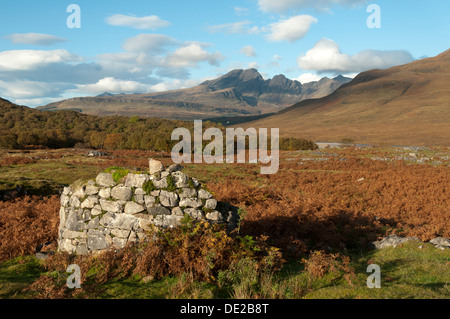 Bla Bheinn (Blaven) da un vecchio edificio di cava nei pressi di Kilbride in Strath Suardal, Isola di Skye, Scotland, Regno Unito Foto Stock