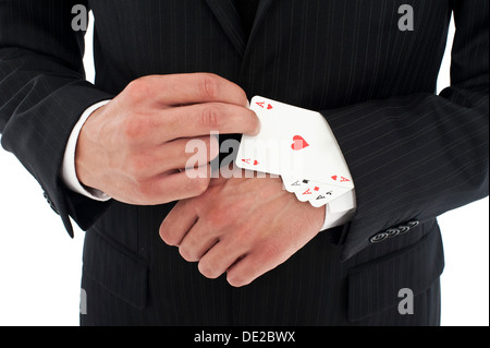 L uomo indossa una tuta tirando diverse aces al di fuori della sua manica Foto Stock