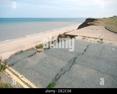 Il Cliff estremità di bordo di una strada chiusa da erosione costiera nel North Yorkshire Inghilterra Foto Stock