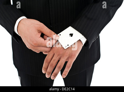 L uomo indossa una tuta tirando un asso di picche al di fuori della sua manica Foto Stock