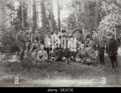 Lo Zar Alessandro III con la famiglia e gli amici su una battuta di caccia nella foresta di Bialowieza, Russia, 1894. Artista: sconosciuto Foto Stock