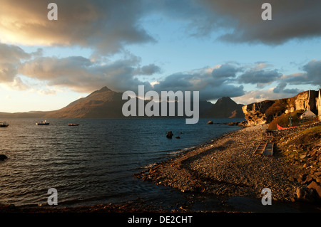 Tramonto sulla Cuillin Hills sopra Loch Scavaig, da Elgol, Isola di Skye, Scotland, Regno Unito Foto Stock