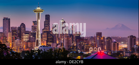 Alba al crepuscolo oltre lo skyline di Seattle, Stati Uniti di Washington Foto Stock