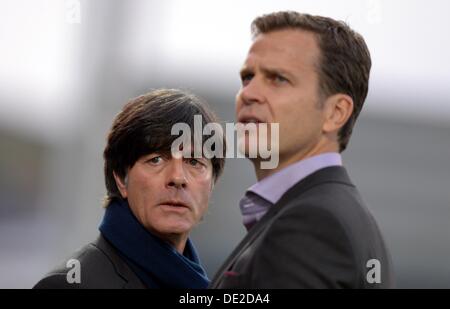 Torshavn, Faer Øer. Decimo Sep, 2013. Germania allenatore Joachim Löw (L) e manager Oliver Bierhoff prima della Coppa del Mondo FIFA 2014 qualifica gruppo C partita di calcio tra Faer Øer e Germania al Torsvollur stadium di Torshavn, Faeroeer, 10 settembre 2013. Foto: Thomas Eisenhuth/dpa/Alamy Live News Foto Stock