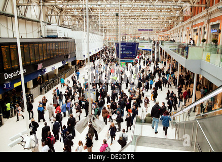 La stazione di Waterloo concourse; folla di persone a sera Rush Hour, Londra Inghilterra REGNO UNITO Foto Stock