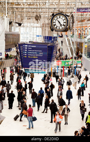Stazione Waterloo di Londra; - Waterloo atrio della stazione e di un orologio con i pendolari a sera Rush Hour, Londra Inghilterra REGNO UNITO Foto Stock
